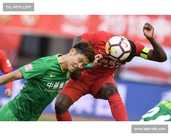 长春亚泰降级时刻,老将目视球场久久不愿离去